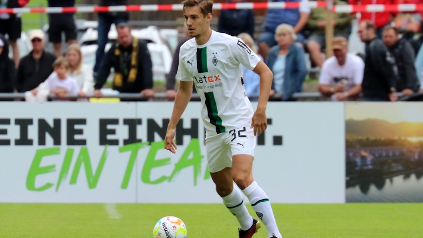 Florian Neuhaus von Borussia Mönchengladbach am 10. Juli 2022 beim Testspiel gegen die TSV 1860 München in Rottach-Egern am Tegernsee.