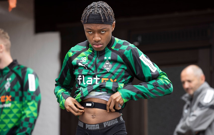 Gladbach-Talent Yvandro Borges Sanches, auf diesem Foto am 7. Juli 2022 im Trainingslager am Tegernsee im bayrischen Rottach-Egern zu sehen. Borges Sanches blickt nach vorne, streift derweil einen Pulsgurt ab, seine Unterhose ist zu sehen.