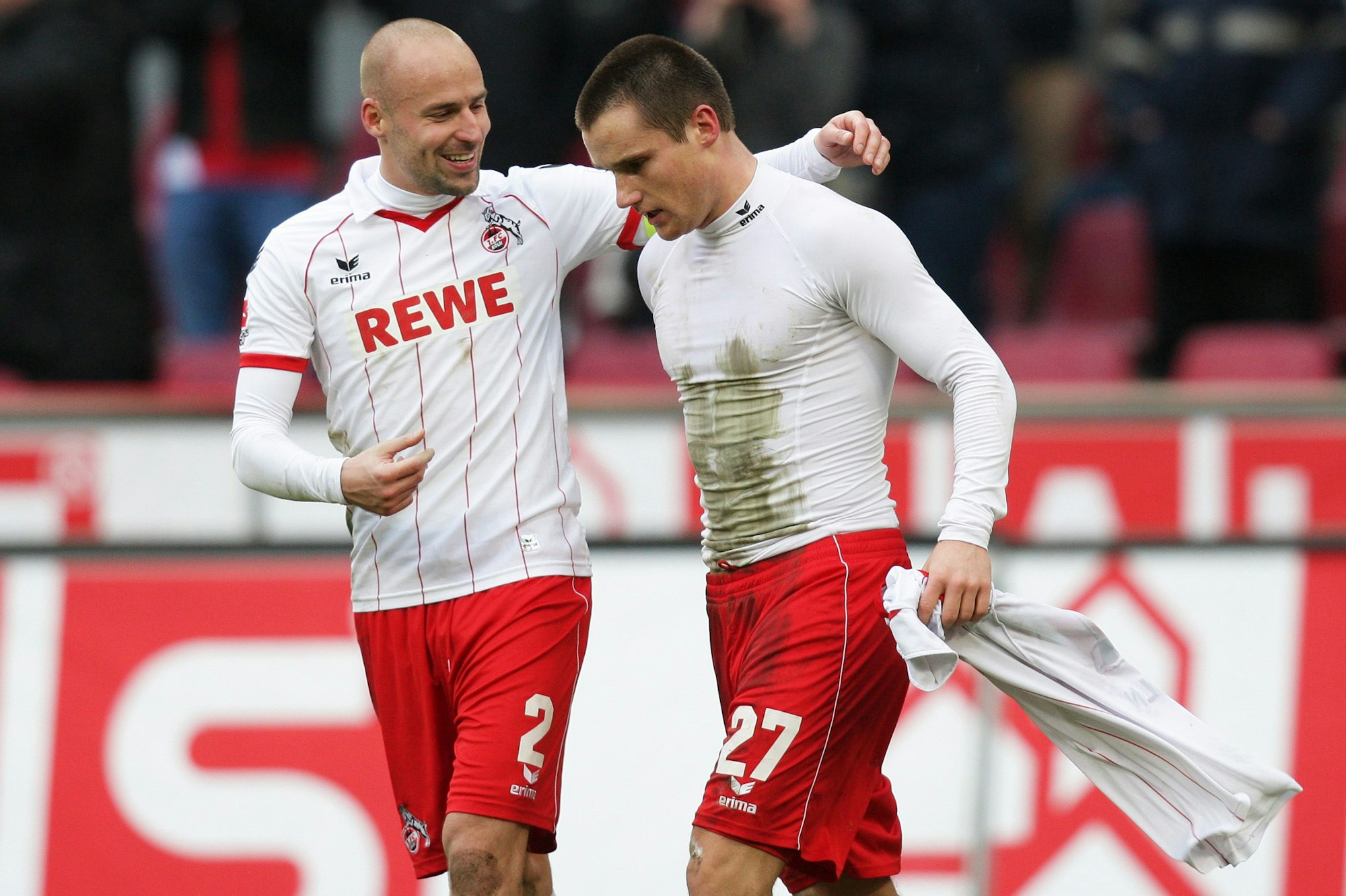 Kölns Christian Clemens (r) bejubelt seinen Treffer zum 2:1 mit Miso Brecko. Brecko lacht.