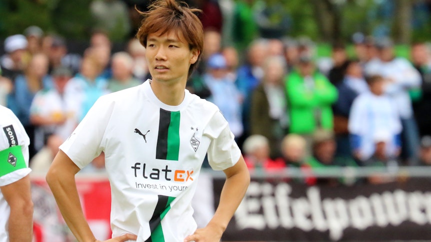 Ko Itakura trug am 10. Juli 2022 erstmals in einem Spiel für Borussia Mönchengladbach das Fohlen-Trikot. Dabei überzeugte der Japaner vor allem durch seine Polyvalenz. Das Foto zeigt ihn auf dem Spielfeld stehend.