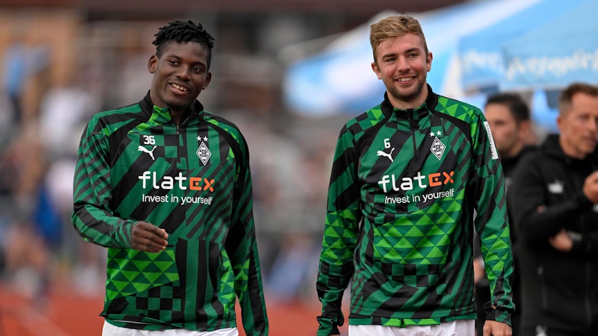 Gladbach-Stürmer Breel Embolo (l.), hier am 10. Juli 2022 mit Christoph Kramer (r.) in Rottach-Egern zu sehen, soll vor einem Wechsel zur AS Monaco stehen. Embolo und Kramer lächeln.