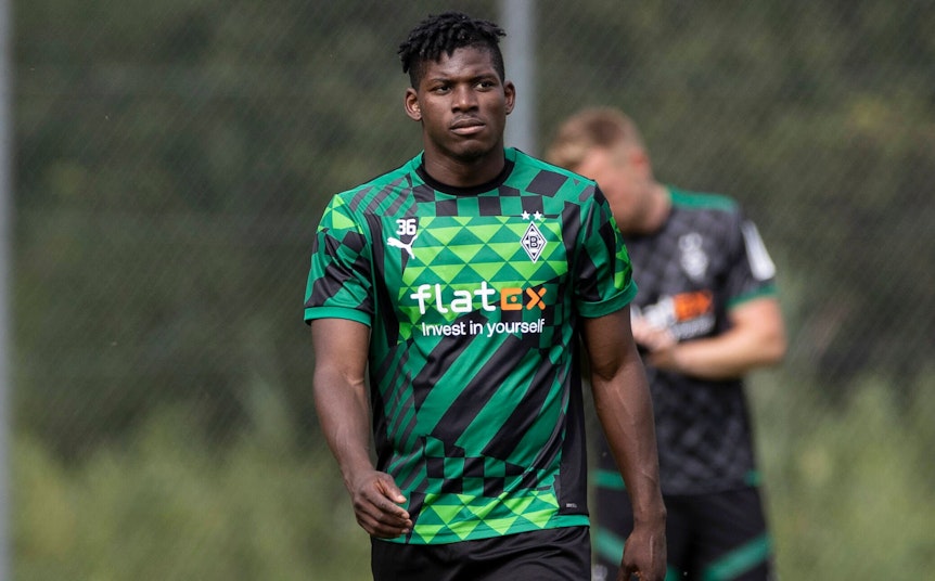 Stürmer Breel Embolo von Borussia Mönchengladbach steht vor einem Transfer zur AS Monaco. Dieses Foto zeigt den Schweizer Nationalspieler am 9. Juli 2022 im Trainingslager in Rottach-Egern. Embolo blickt nach vorne.