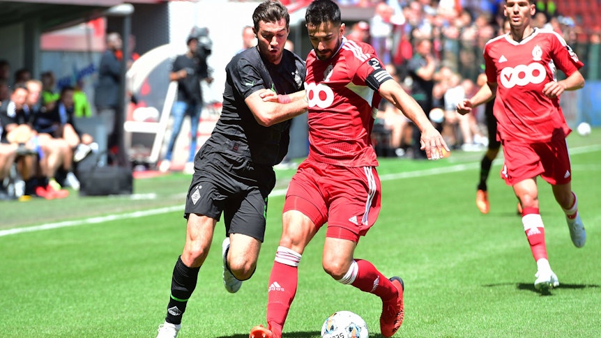 16.07.2022 Luettich/Belgien Fussball, Herren, Testspiel, Saison 2022/2023, Standard Luettich vs. Borussia Moenchengladbach Zweikampf zwischen v. li. Joe Scally Gladbach, Kostas Laifis Luettich DFL regulations prohibit any use of photographs as image sequences and/or quasi-video. Maurice-Dufrasne-Stadion Wallonien Belgien *** 16 07 2022 Luettich Belgium Football, Men, Test Match, Season 2022 2023, Standard Luettich vs Borussia Moenchengladbach duel between v li Joe Scally Gladbach , Kostas Laifis Luettich DFL regulations prohibit any use of photographs as image sequences and or quasi video Maurice Dufrasne Stadium Wallonia Belgium
