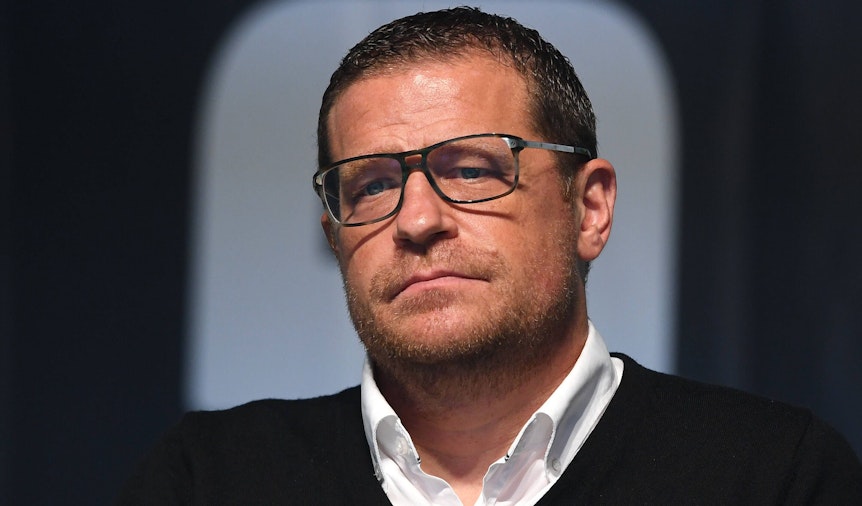 Max Eberl, ehemaliger Sportdirektor von Borussia Mönchengladbach. Auf diesem Foto ist der 48-Jährige während der Mitgliederversammlung am 10. August 2021 im Borussia-Park zu sehen. Eberl trägt einen schwarzen Pulli, weißes Hemd und eine Brille.