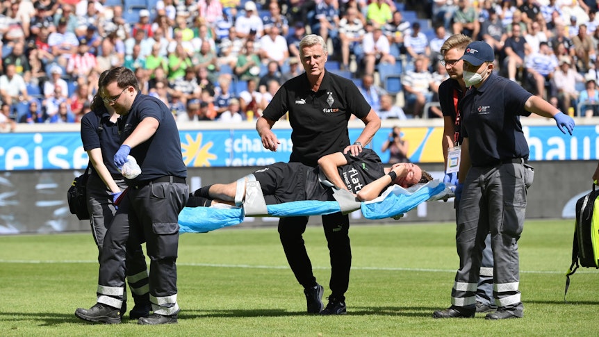 Simon Walde von Borussia Mönchengladbach musste nach nur fünf Minuten beim Schauinslandreisen Cup der Traditionen verletzt vom Platz getragen werden.