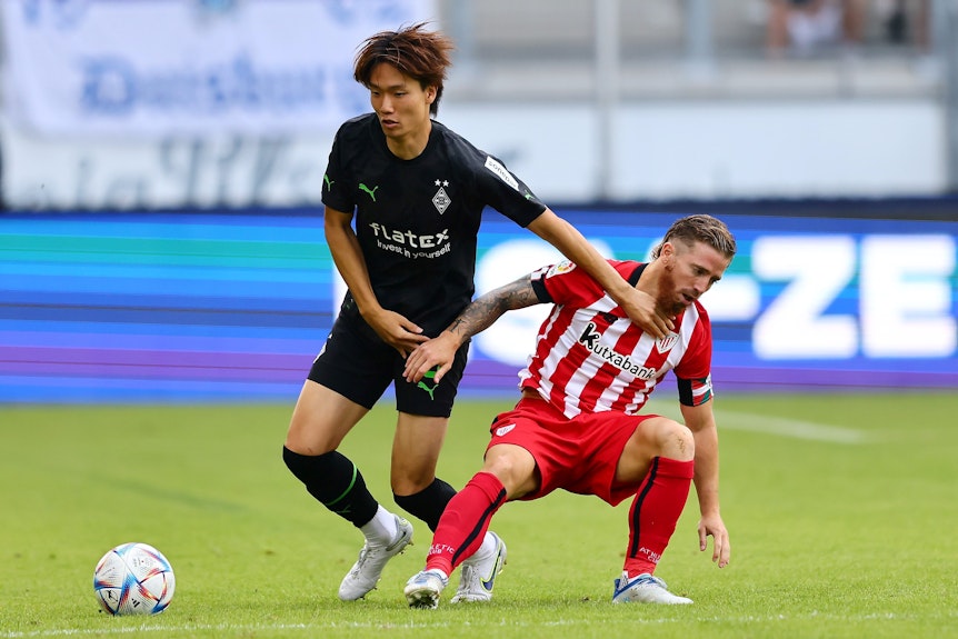 Ko Itakura von Borussia Mönchengladbach im Zweikampf mit Iker Muniain