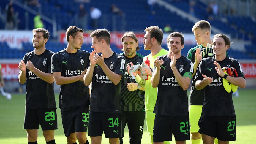 Gladbach Trainer Daniel Farke und seine Spieler am 17. Juli 2022 im Rahmen des Schauinslandreisen-Cups in Duisburg.