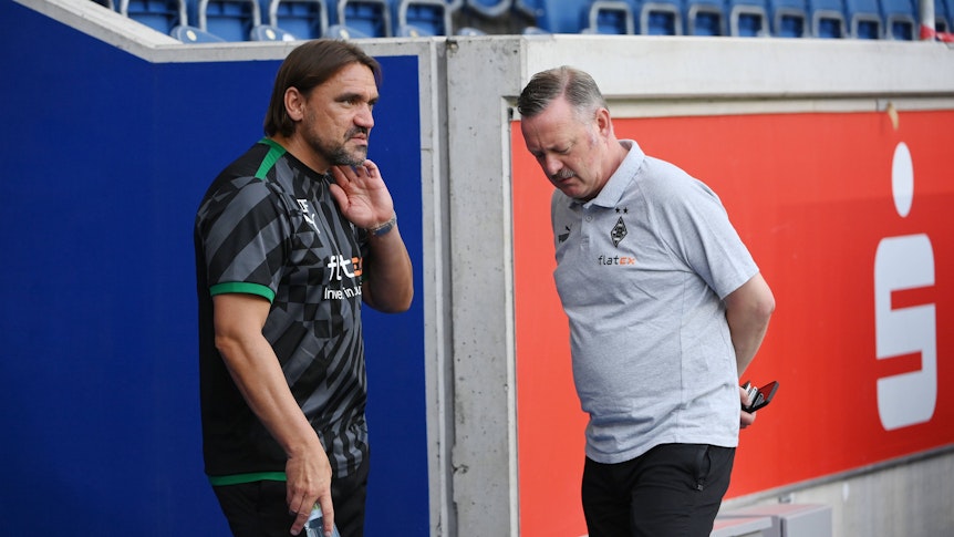 Kommunikation ist alles: Borussia Trainer Daniel Farke im Gespräch mit Sportdirektor Roland Virkus im Rahmen des Schauinslandreisen Cups in Duisburg am 17. Juli 2022.