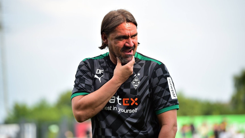 Skeptische Blicke von Coach Daniel Farke: Der 45-Jährige sah am Mittwoch (20. Juli 2022) in Velbert ein 1:1 zwischen Borussia Mönchengladbach und dem RKC Waalwijk.