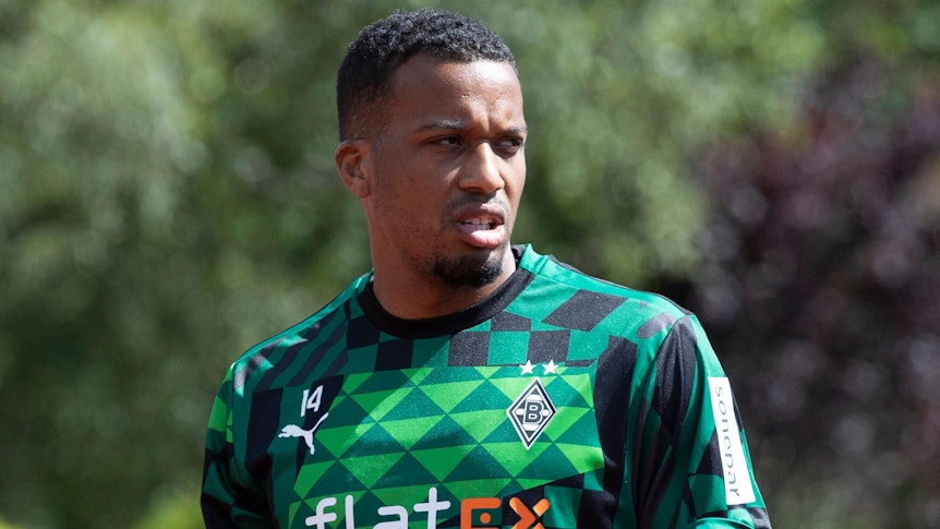 Gladbach-Stürmer Alassane Plea, hier zu sehen am 9. Juli 2022 im Borussia-Trainingslager in Rottach-Egern. Plea schaut zur Seite.