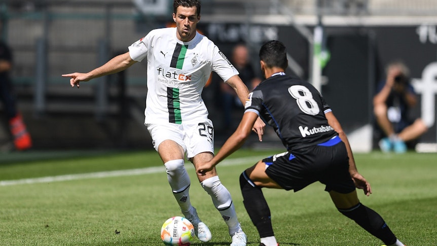 Im letzten Testspiel der Sommer-Vorbereitung tritt Borussia Mönchengladbach am Samstag (23. Juli 2022) gegen Real Sociedad an. Das Foto zeigt Gladbachs Joe Scally im Zweikampf mit Reals Mikel Merino.