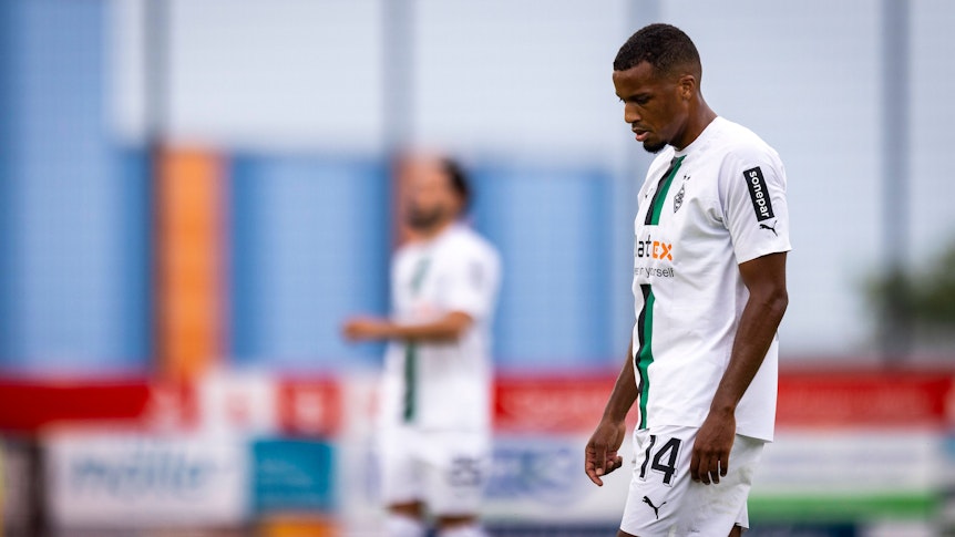 Alassane Plea von Borussia Mönchengladbach beim Testspiel gegen RKC Waalwijk am 20. Juli 2022 in Velbert. Plea schaut enttäuscht auf den Boden.