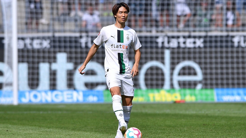 Ko Itakura beim Testspiel von Borussia Mönchengladbach gegen Real Sociedad San Sebastian am 23. Juli 2022 im Borussia-Park. Itakura stoppt den Ball mit dem rechten Fuß.