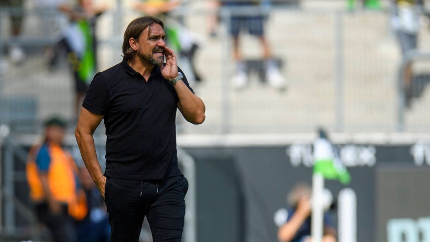 Trainer Daniel Farke beim Testspiel von Borussia Mönchengladbach gegen Real Sociedad San Sebastian am 23. Juli 2022 im Borussia Park. Farke hat die linke Hand am Mund und ruft Anweisungen aufs Spielfeld.