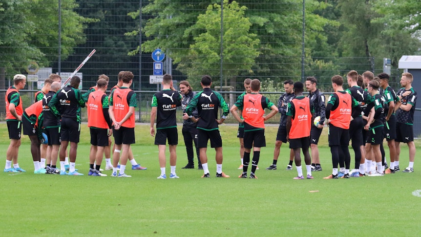 Die Mannschaft von Borussia Mönchengladbach um Trainer Daniel Farke am 27. Juni 2022 beim Training im Borussia-Park. Farke hat die Mannschaft in einem Kreis um sich geschart und spricht zum Team.