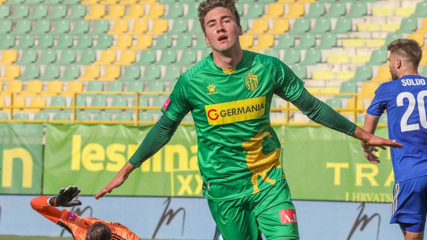 Dion Drena Beljo soll auf der Wunschliste von Borussia Mönchengladbach ganz oben stehen. Das Foto zeigt den Angreifer am 23. April 2022 beim Torjubel im Spiel mit NK Istra gegen NK Lokomotiva.