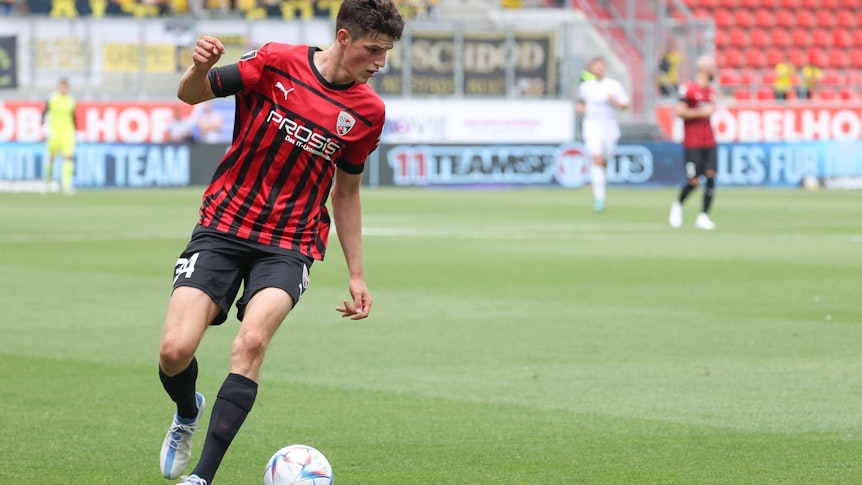 Merlin Röhl vom FC Ingolstadt, hier beim Spiel gegen die SpVgg Bayreuth am 23. Juli 2022, soll das Interesse von Borussia Mönchengladbach und dem SC Freiburg geweckt haben.