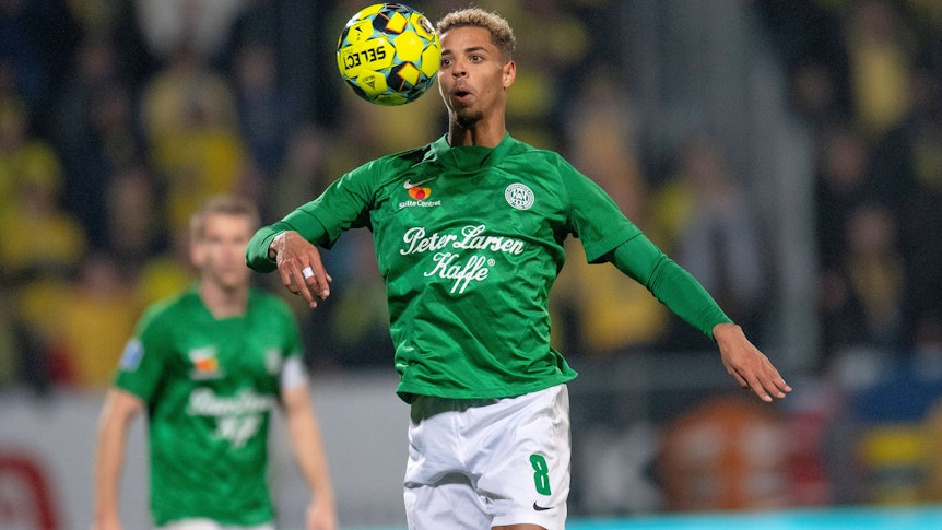 Justin Lonwijk von Viborg FF soll auf der Wunschliste von Borussia Mönchengladbach stehen. Das Foto zeigt ihn am 31. Oktober 2021 beim Match gegen Broendby IF.