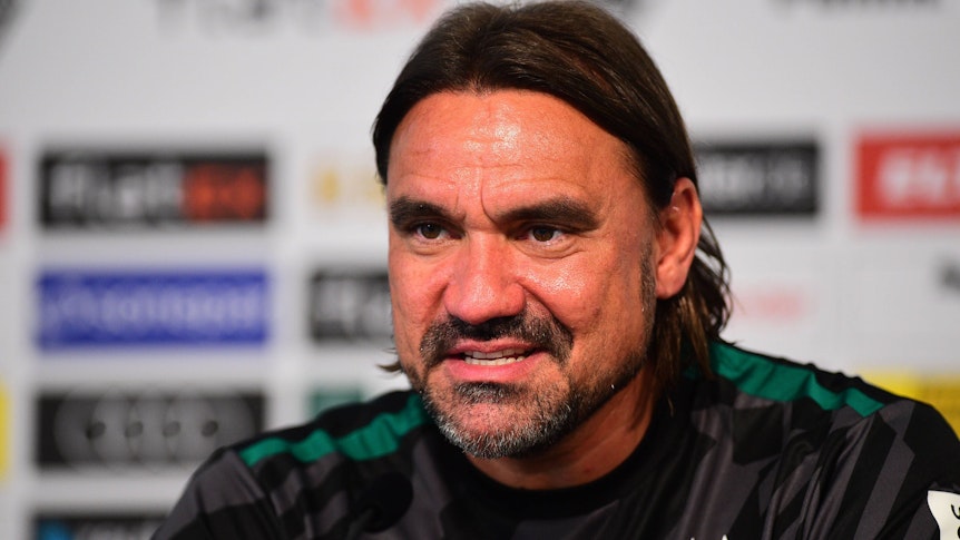 Daniel Farke, Trainer von Borussia Mönchengladbach, freut sich auf das erste Pflichtspiel als Fohlen-Coach. Das Foto zeigt ihn in der Pressekonferenz vor dem Match am Freitag (29. Juli 2022).