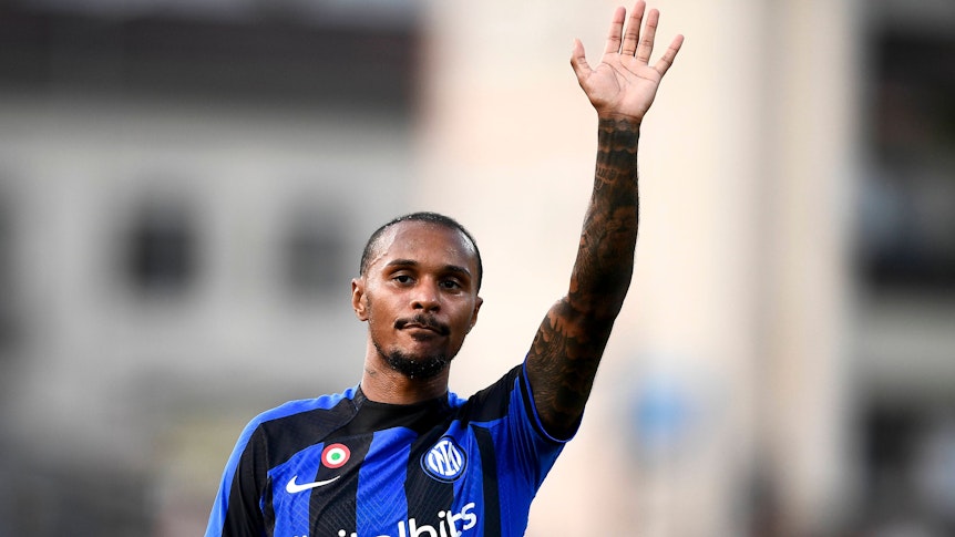 Valentino Lazaro, ehemaliger Spieler von Borussia Mönchengladbach, winkt bei einem Freundschaftsspiel mit Inter Mailand gegen den FC Lugano am 12. Juli 2022 den Fans.