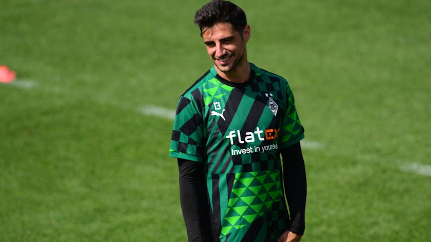 Lars Stindl, Kapitän von Borussia Mönchengladbach, lächelnd bei einer Trainingseinheit der Fohlen am 29. Juli 2022 im Borussia-Park.