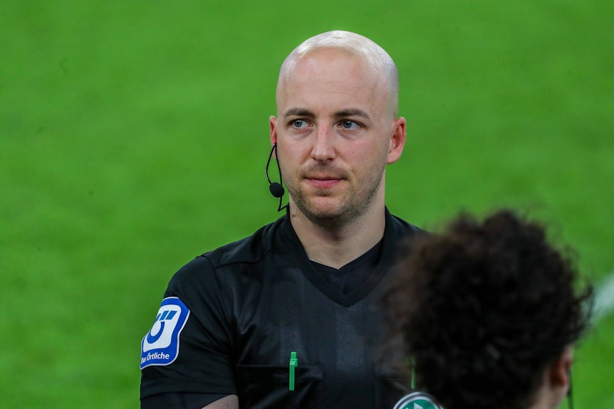 Das Team von Borussia Mönchengladbach bestreitet am Sonntag (31. Juli) das erste Pflichtspiel der neuen Saison beim SV Oberachern in der ersten Runde des DFB-Pokals. Schiedsrichter Nicolas Winter, hier am 11. Mai 2022, leitet das Match.