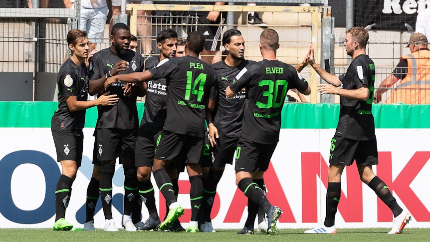 Die Mannschaft von Borussia Mönchengladbach jubelt über ein Tor im DFB-Pokalspiel beim SV Oberachern am 31. Juli 2022 in Freiburg. Zu sehen sind (v.l.n.r.) Florian Neuhaus, Marcus Thuram, Lars Stindl, Alassane Plea, Ramy Bensebaini, Nico Elvedi und Christoph Kramer.