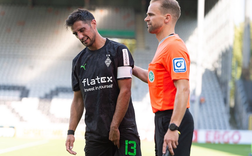 Lars Stindl von Borussia Mönchengladbach fasst sich im Pokal-Spiel gegen den SV Oberachern in Freiburg ans Bein.