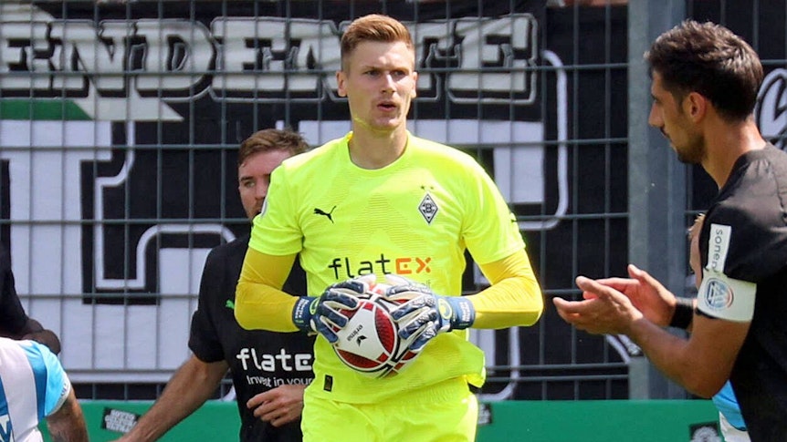 Moritz Nicolas, Torhüter von Borussia Mönchengladbach, hat im DFB-Pokal-Duell (31. Juli 2022) gegen Oberligist SV Oberachern sein Pflichtspieldebüt bei den VfL-Profis gegeben. In dieser Szene hält Nicolas den Ball im Freiburger Stadion sicher fest.