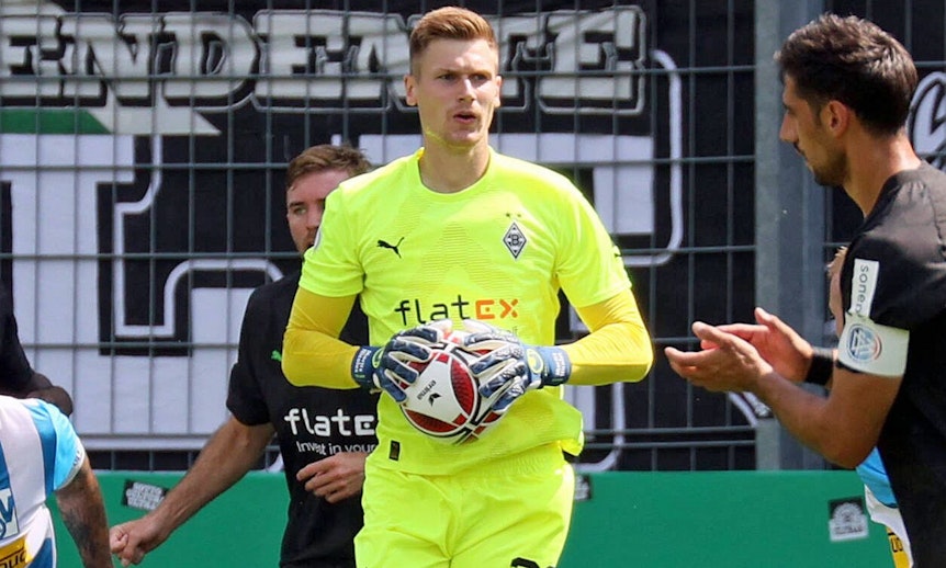 Moritz Nicolas, Torhüter von Borussia Mönchengladbach, ist an Roda Kerkrade verliehen worden. Auf diesem Foto ist der Schlussmann im DFB-Pokal-Duell (31. Juli 2022) gegen Oberligist SV Oberachern zu sehen. Er hält den Ball fest.