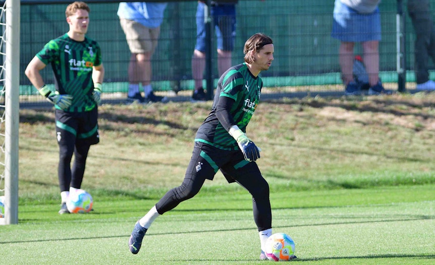 Yann Sommer, Torhüter von Fußball-Bundesligist Borussia Mönchengladbach, hat seine Oberschenkelprobleme auskuriert und ist fit für den Bundesliga-Start. Auf diesem Foto ist der Schweizer Nationalspieler am 3. August 2022 zu sehen.