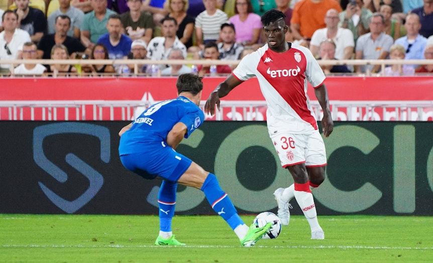 Ex-Gladbach-Profi Breel Embolo stürmt nun für AS Monaco. Hier ist der Schweizer im Champions-League-Quali-Duell (2. August 2022) gegen PSV Eindhoven zu sehen. Embolo hat den Ball.