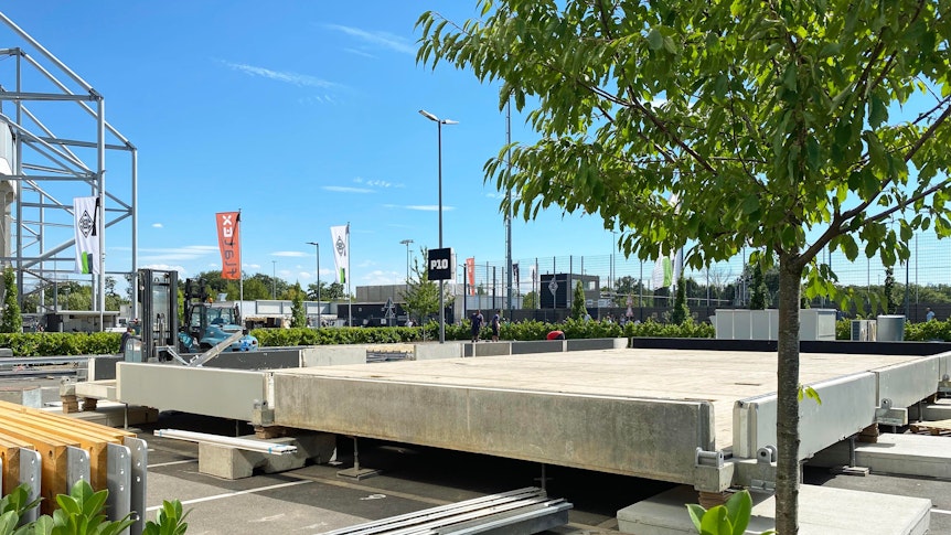 Im Borussia-Park in Mönchengladbach ist eine Baustelle entstanden. Dieses Foto vom 3. August 2022 zeigt den ehemaligen Parkplatz der Gladbach-Profis. Überall liegt Baumaterial herum.