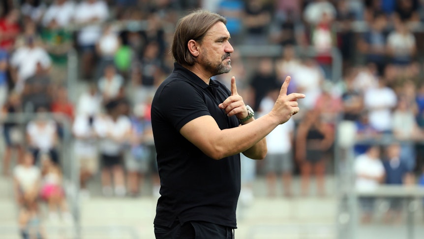 Gladbach-Trainer Daniel Farke, auf diesem Foto am 31. Juli 2022 am Rande der DFB-Pokal-Partie gegen SV Oberachern im Freiburger Dreisamstadion zu sehen. Farke gestikuliert mit den Händen und Fingern.