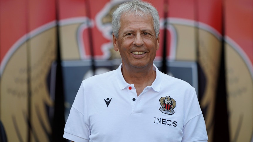 Lucien Favre, Trainer von OGC Nizza und Ex-Coach von Borussia Mönchengladbach, kann sich über einen prominenten Neuzugang für sein Team freuen. Das Foto zeigt den Schweizer am 30. Juli 2022 beim Freundschaftsspiel gegen den FC Turin in die Kamera lächelnd.