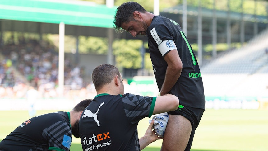 Lars Stindl, Kapitän von Borussia Mönchengladbach, verpasst den Bundesliga-Auftakt seines Teams verletzungsbedingt. Das Foto zeigt ihn während des DFB-Pokal-Spiels beim SV Oberachern am 31. Juli 2022 bei einer Behandlungspause an der Seitenlinie.