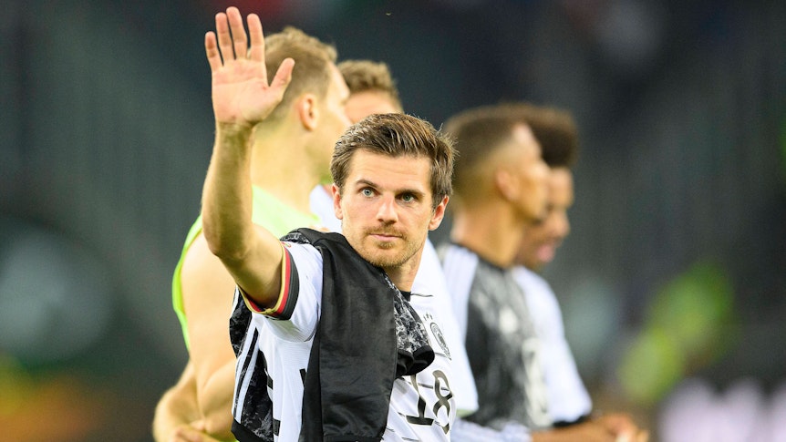 DFB-Nationalspieler Jonas Hofmann im Borussia-Park. Auf diesem Foto ist der Gladbach-Profi nach dem Deutschland-Sieg (5:2) in der UEFA Nations League gegen Italien (14. Juni 2022) zu sehen. Hofmann winkt bei der Ehrenrunde der DFB-Stars Richtung Publikum.