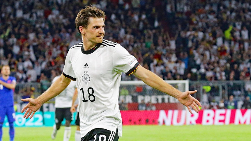 DFB-Nationalspieler und Profi bei Fußball-Bundesligist Borussia Mönchengladbach: Offensivakteur Jonas Hofmann, der hier seinen Treffer im UEFA-Nations-League-Duell gegen England (7. Juni 2022) in München bejubelt. Hofmann breitet die Arme aus.