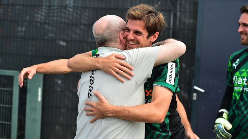 Jonas Hofmann im heimischen Borussia-Park, in dieser Szene umarmt er am 4. August 2022 vor einer Trainingseinheit den ehemaligen Gladbach-Kult-Betreuer Rolf Hülswitt.