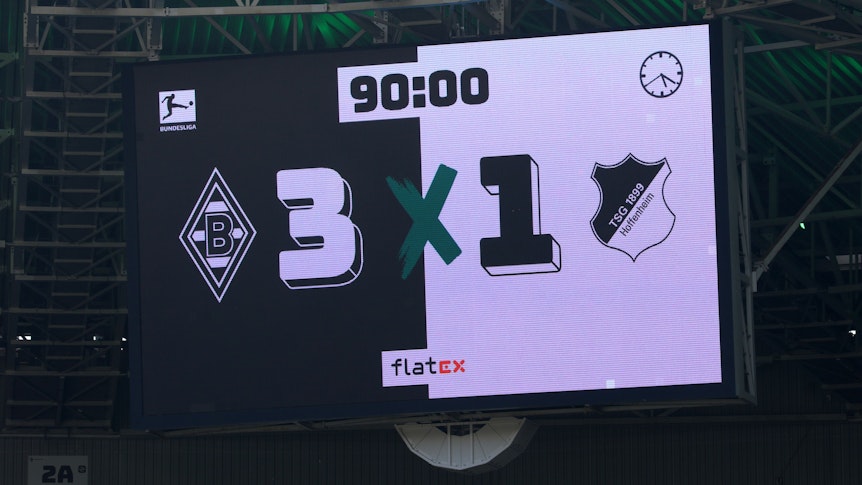 Die Anzeigetafel im Borussia-Park zeigt das Endergebnis zwischen Borussia Mönchengladbach und der TSG Hoffenheim am Samstag (6. August 2022) am 1. Bundesliga-Spieltag an.