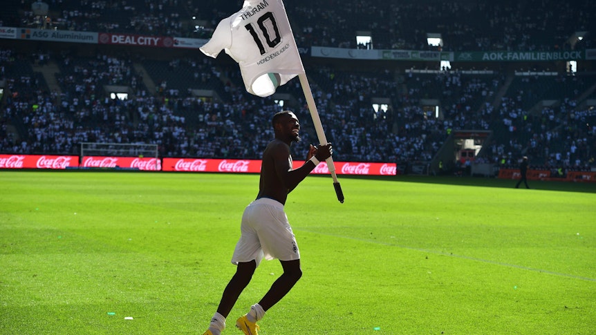 Der Eckfahnen-Jubel ist zurück! Marcus Thuram von Borussia Mönchengladbach feierte am Samstag (6. August 2022) den 3:1-Sieg gegen die TSG Hoffenheim mit den Fans im Borussia-Park.