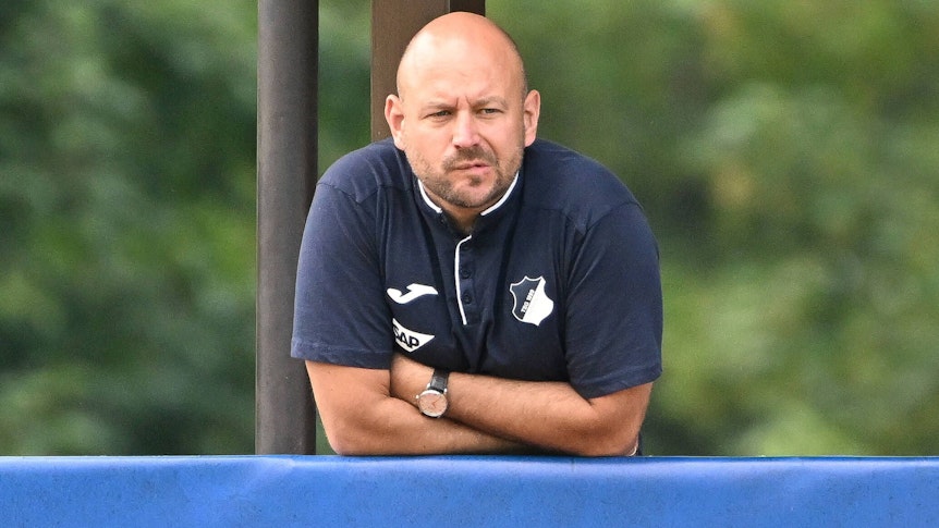 Alexander Rosen, Sportchef der TSG 1899 Hoffenheim, kritisiert nach der 1:3-Niederlage bei Borussia Mönchengladbach das Schiedsrichter-Gespann. Das Foto zeigt ihn am 15. Juli 2022 im Trainingslager mit den Kraichgauern.