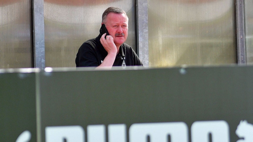 Bekommt im Netz jede Menge Lob von den Gladbach-Fans nach der Vertragsverlängerung mit DFB-Nationalspieler Jonas Hofmann: Borussia-Manager Roland Virkus, hier zu sehen am 9. Juli 2022 im Trainingslager am Tegernsee. Virkus telefoniert mit seinem Smartphone.