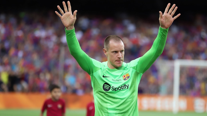 Der gebürtige Gladbacher Marc-André ter Stegen, Torhüter des FC Barcelona, wird von den Fans am 7. August 2022 in Camp Nou gefeiert. Ter Stegen winkt mit beiden Armen Richtung Zuschauerinnen und Zuschauer.
