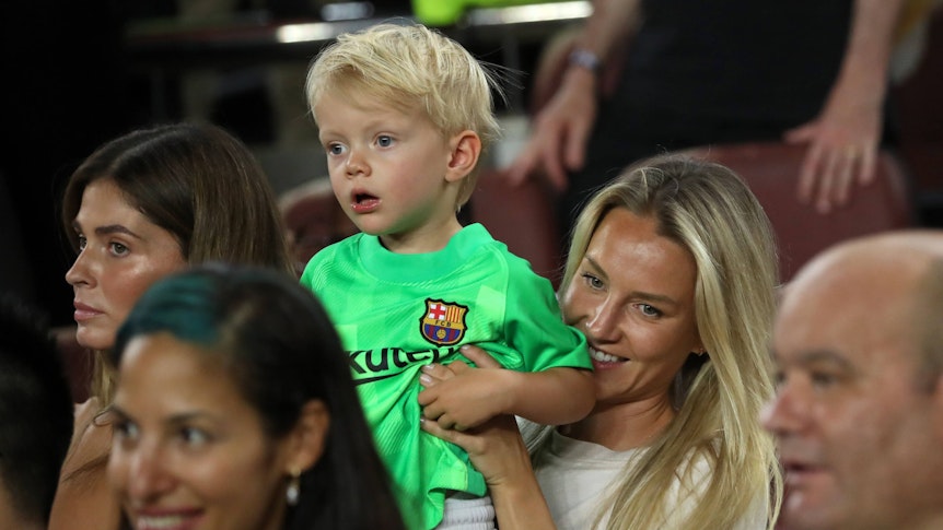 Schauen Torhüter Marc-André ter Stegen und Stürmer Robert Lewandowski am 7. August 2022 beim FC Barcelona zu: Daniela ter Stegen und Sohn Ben. Ter Stegens Sohn trägt ein Barcelona-Trikot, Daniela ter Stegen lacht.
