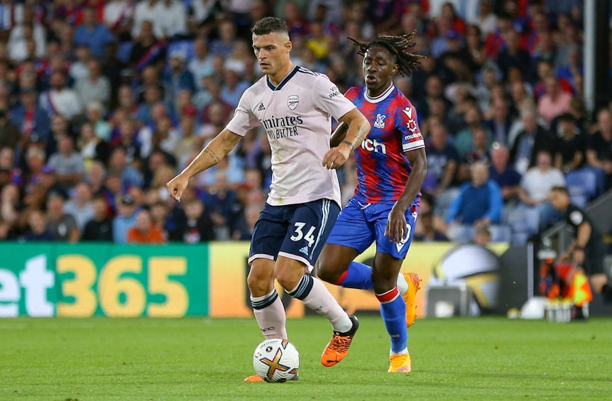 Ex-Gladbach-Kapitän Granit Xhaka (l.), hier zu sehen am 5. August 2022 im Trikot von Arsenal London im Premier-League-Duell bei Crystal Palace. Xhaka kontrolliert den Ball.