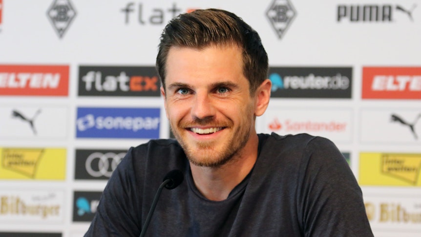 DFB-Nationalspieler und Gladbach-Star Jonas bei einer Pressekonferenz im Borussia-Park am 9. August 2022. Hofmann lächelt, als er über seine Vertragsverlängerung spricht.