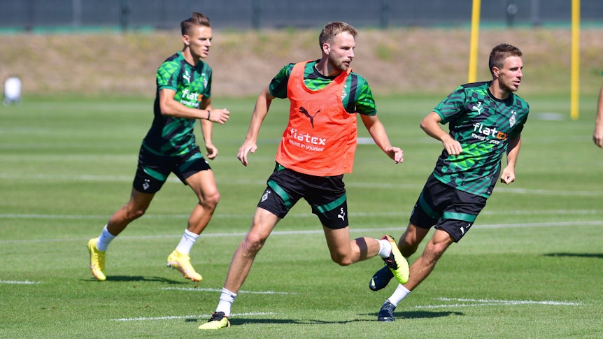 Marvin Friedrich, Innenverteidiger von Borussia Mönchengladbach, hier zu sehen am 10. August 2022 im Team-Training im Borussia-Park, meldet sich vor dem Bundesliga-Duell bei seinem Ex-Klub Schalke 04 „topfit“ zurück. Rechts ist Patrick Herrmann zu sehen, links Hannes Wolf.