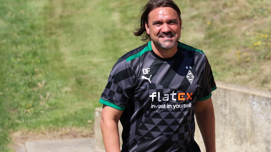 Daniel Farke, Trainer von Borussia Mönchengladbach, lächelt bei der Trainingseinheit der Fohlen am 11. August 2022 im Borussia-Park.