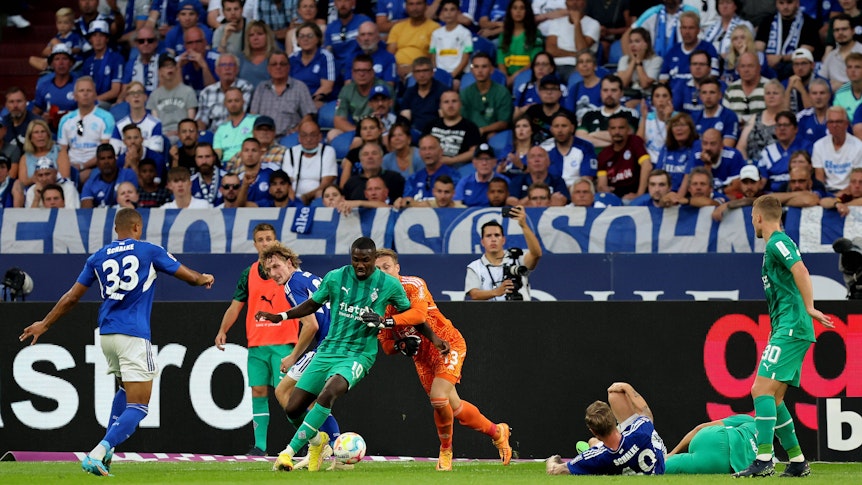 Gladbachs Marcus Thuram im Duell mit Schalke Keeper Alexander Schwolow beim Bundesliga-Spiel am Smstag (13. August 2022), welches 2:2-Remis endete.